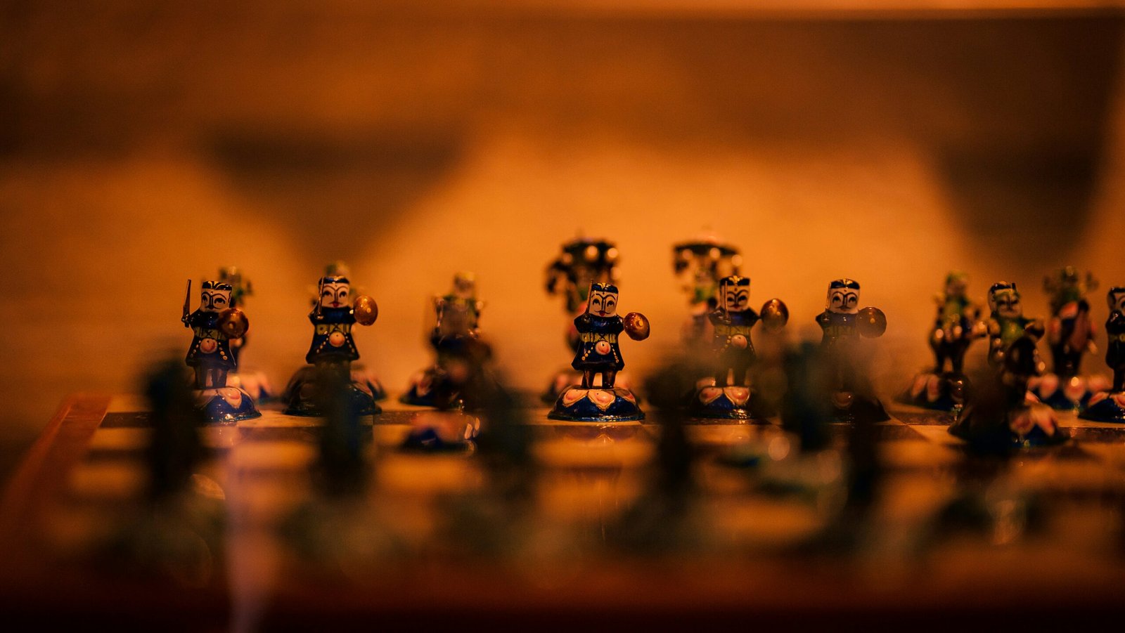 a group of toy figurines sitting on top of a wooden table que son enigmas y desafíos mentales