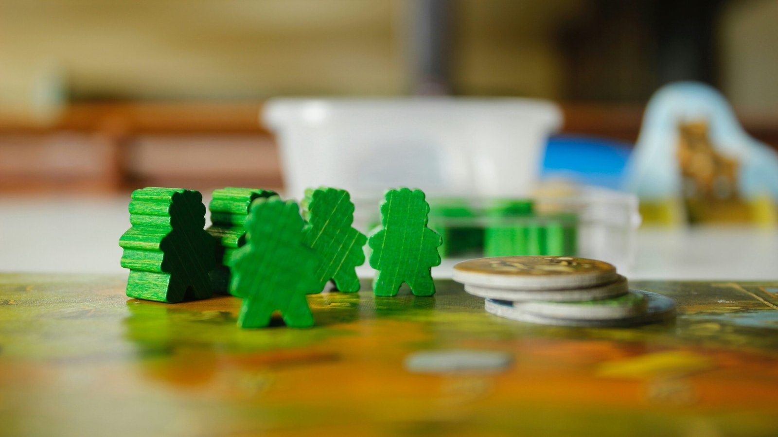 juegos de mesa y estrategia con piezas verdes de madera green wooden toys