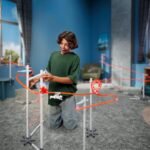 niño montando la pista del Sky Trails de playmobil