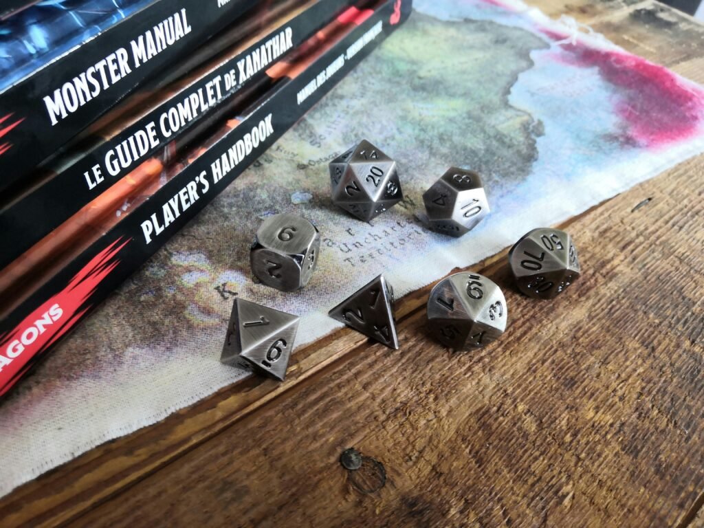 Dados mapa y manuales de un juego de mesa de rol